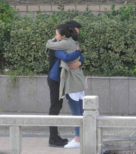 刘恺威懒理离婚传闻 与蒋欣拍戏深情拥抱