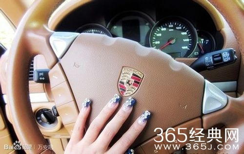 重庆两男子聚会上比钱多 一言不合菜刀伤人