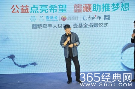 网曝李连杰瘫痪坐轮椅 本尊出面辟谣