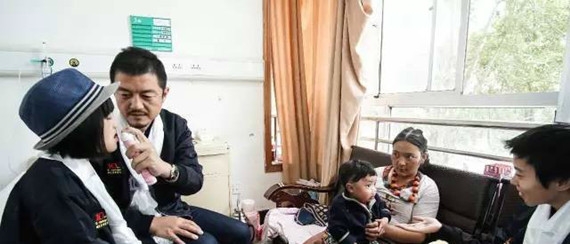 李亚鹏一家拉萨公益活动 高原反应严重仍坚持