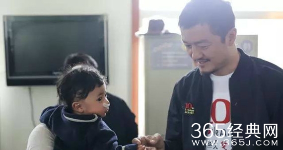 李亚鹏一家拉萨公益活动 高原反应严重仍坚持