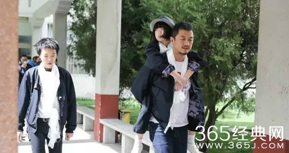 李亚鹏一家拉萨公益活动 高原反应严重仍坚持