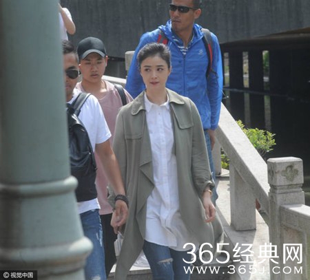 刘恺威懒理离婚传闻 与蒋欣拍戏深情拥抱