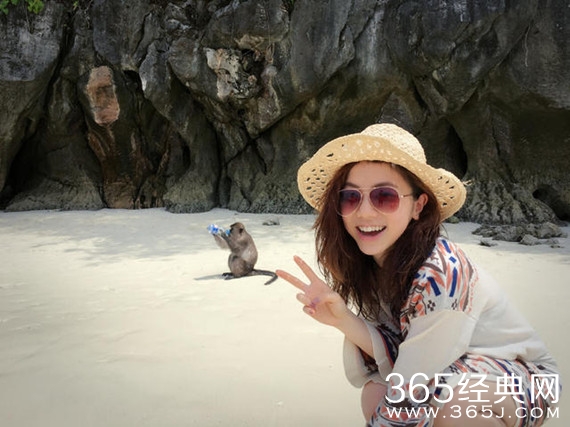 邓紫棋晒旅游泳装照 马甲线亮眼