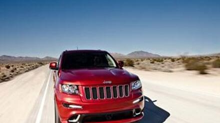 赏金猎人唐嫣红色越野车什么品牌