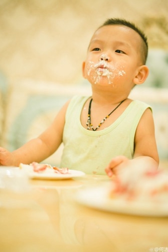 何洁为儿子庆生 萌七宝直接啃蛋糕满脸奶油