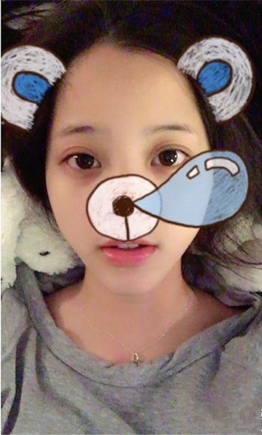 欧阳娜娜晒素颜自拍 自嘲被眉毛