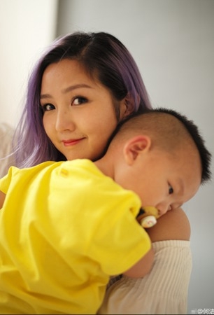 何洁为儿子庆生 萌七宝直接啃蛋糕满脸奶油