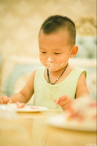 何洁为儿子庆生 萌七宝直接啃蛋糕满脸奶油