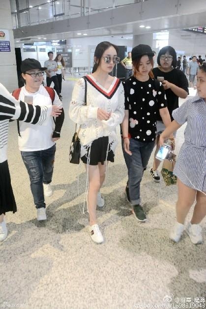 杨幂白色镂空针织衫秀性感香肩锁骨