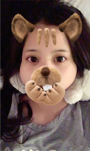 欧阳娜娜晒素颜自拍 自嘲被眉毛