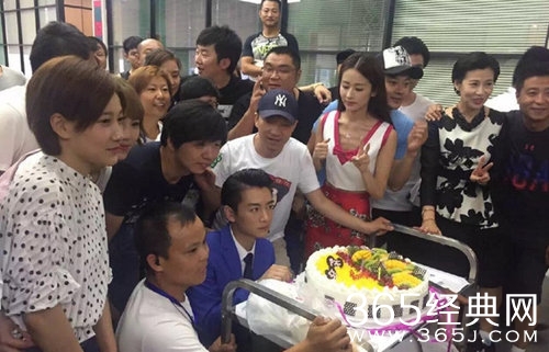 颖儿暴瘦似骷髅架 胸骨凸出身上肉都减没了