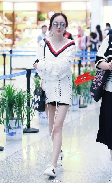 杨幂白色镂空针织衫秀性感香肩锁骨