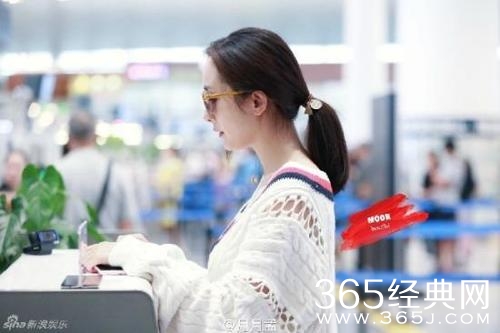 杨幂白色镂空针织衫秀性感香肩锁骨