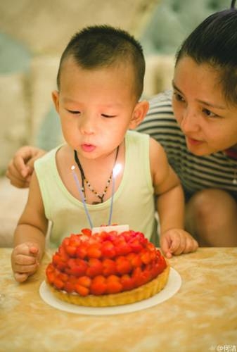 何洁为儿子庆生 萌七宝直接啃蛋糕满脸奶油