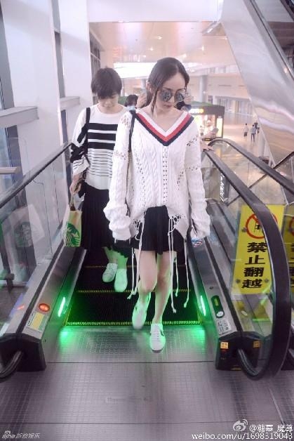 杨幂白色镂空针织衫秀性感香肩锁骨