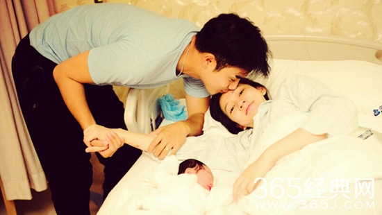 弦子顺利升级当妈妈 李茂晒全家福公布喜讯