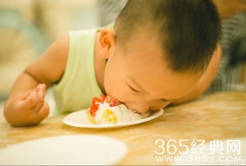 何洁为儿子庆生 萌七宝直接啃蛋糕满脸奶油