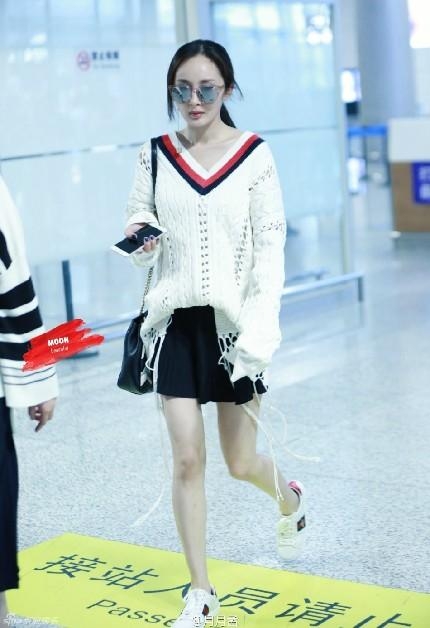 杨幂白色镂空针织衫秀性感香肩锁骨