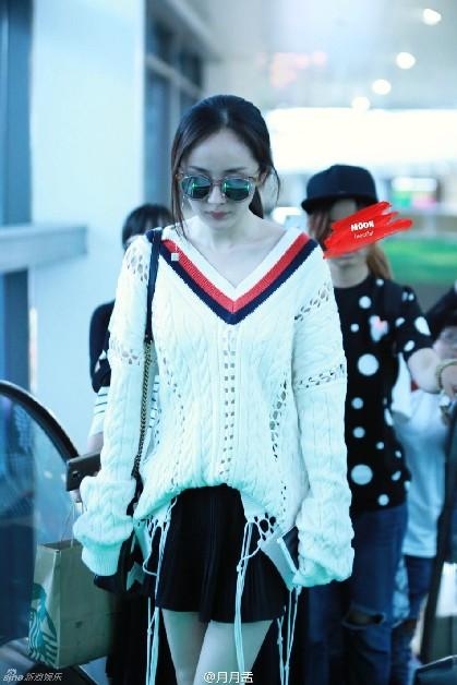 杨幂白色镂空针织衫秀性感香肩锁骨