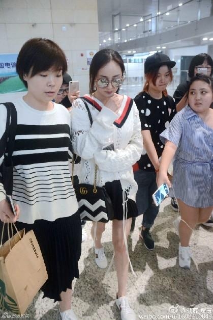 杨幂白色镂空针织衫秀性感香肩锁骨