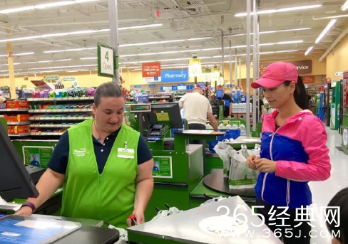 张庭逛超市被怀疑年龄造假 调侃冻龄18岁