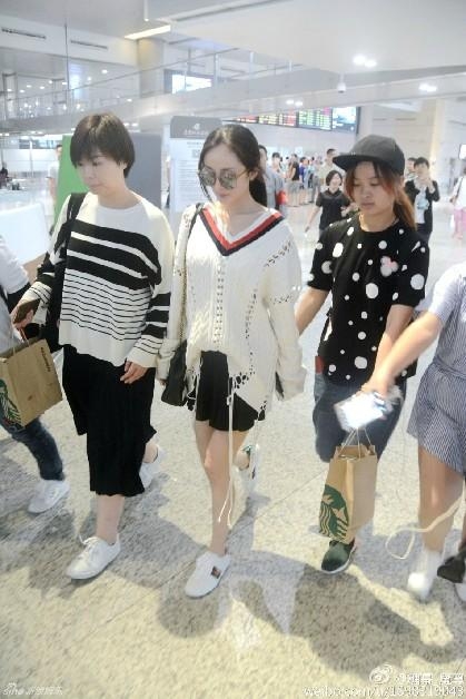 杨幂白色镂空针织衫秀性感香肩锁骨