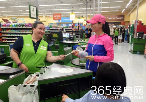 张庭逛超市被怀疑年龄造假 调侃冻龄18岁