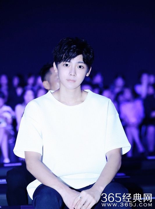 尚雯婕携手侯明昊、蒋佳恩亮相时装秀 简约造型抢眼