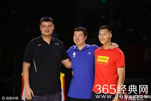 篮球巨星王治郅正式退役 姚明易建联现场致敬