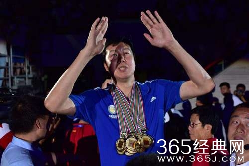 篮球巨星王治郅正式退役 姚明易建联现场致敬