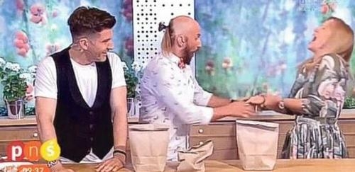 波兰魔术师表演失手 铁钉直插女主持手