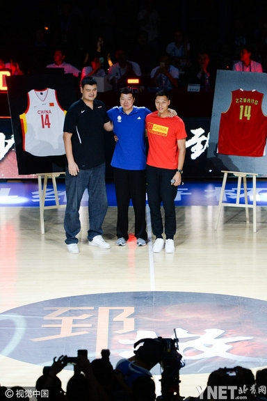 篮球巨星王治郅正式退役 姚明易建联现场致敬