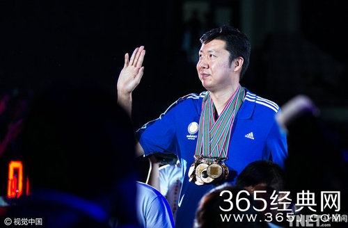 篮球巨星王治郅正式退役 姚明易建联现场致敬