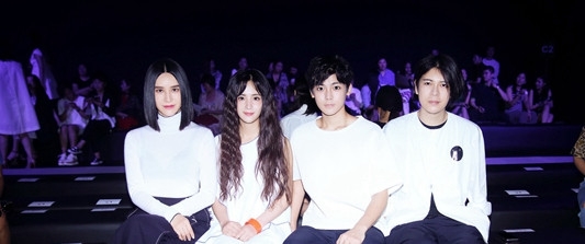 尚雯婕携手侯明昊、蒋佳恩亮相时装秀 简约造型抢眼