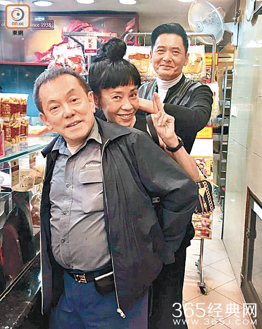 周润发遇粉丝合影 来者不拒亲民狂自拍