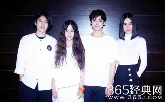 尚雯婕携手侯明昊、蒋佳恩亮相时装秀 简约造型抢眼