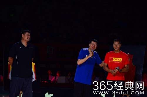 篮球巨星王治郅正式退役 姚明易建联现场致敬