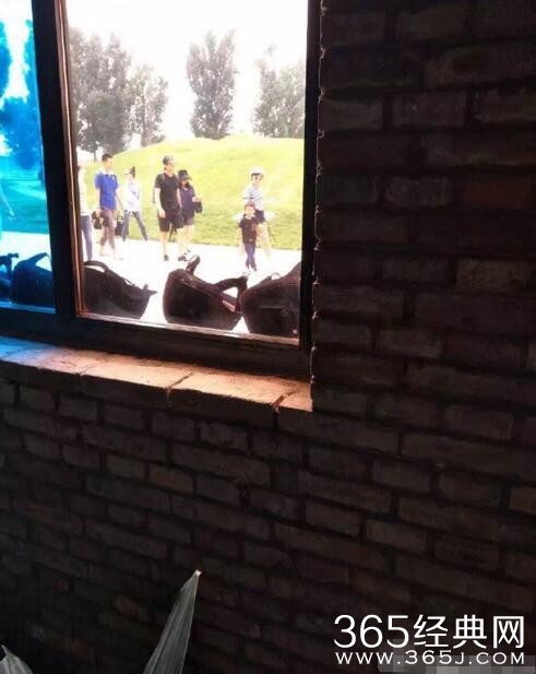 邓超刚把烟点上 娘娘看了一眼就掐了