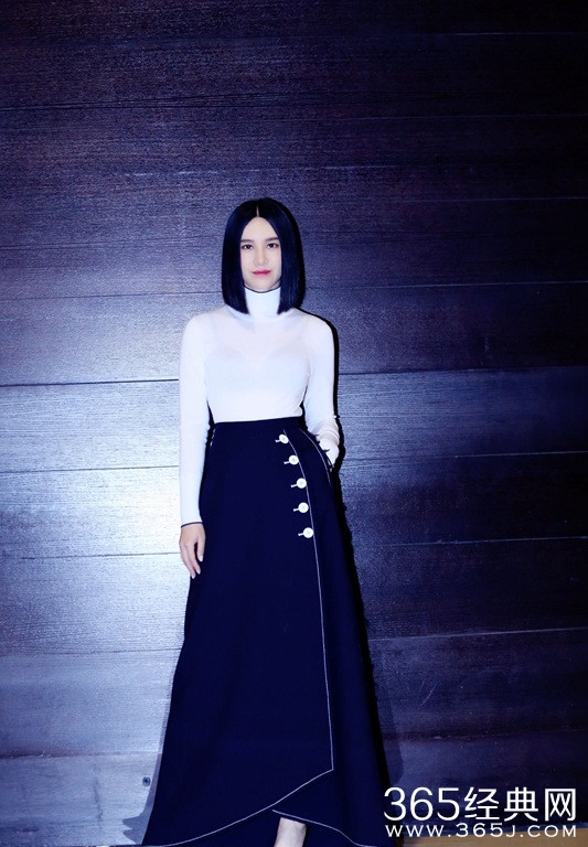 尚雯婕携手侯明昊、蒋佳恩亮相时装秀 简约造型抢眼