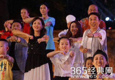 牛莉冯巩跳广场舞 网友调侃冯巩跳的比牛莉好