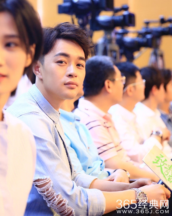 《致青春》上海发布会 董春辉活力张开