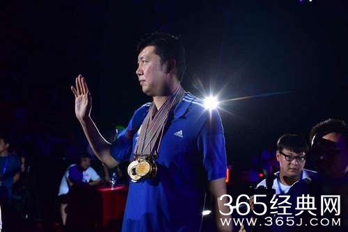 篮球巨星王治郅正式退役 姚明易建联现场致敬