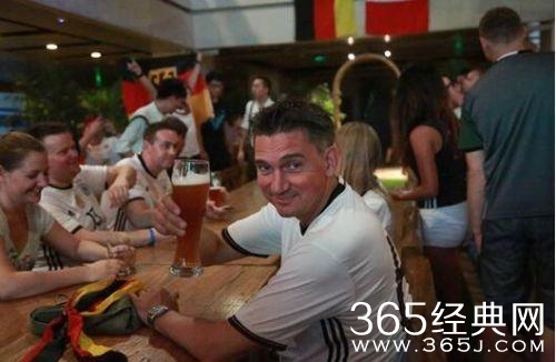 粉丝喝酒看欧洲杯 哭声惊动三里屯