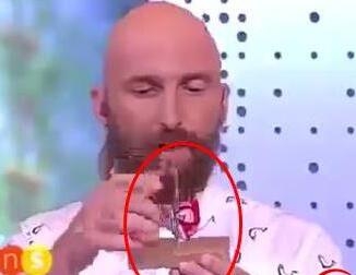 波兰魔术师表演失手 铁钉直插女主持手