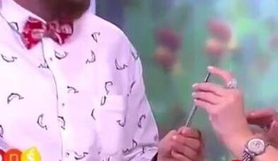 波兰魔术师表演失手 铁钉直插女主持手