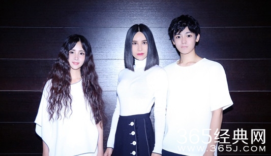 尚雯婕携手侯明昊、蒋佳恩亮相时装秀 简约造型抢眼