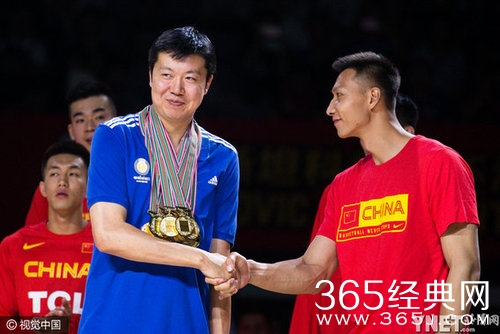 篮球巨星王治郅正式退役 姚明易建联现场致敬