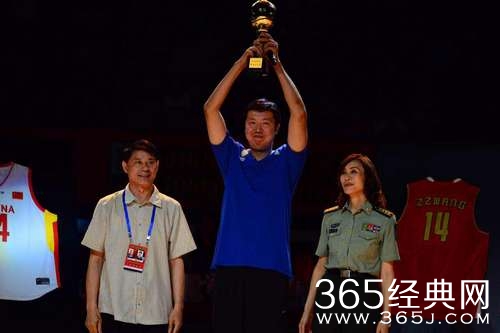 篮球巨星王治郅正式退役 姚明易建联现场致敬