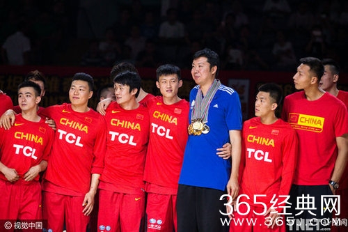 篮球巨星王治郅正式退役 姚明易建联现场致敬